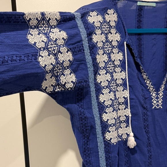 Chic Blue and White embroidered caftan. - Picture 3 of 5